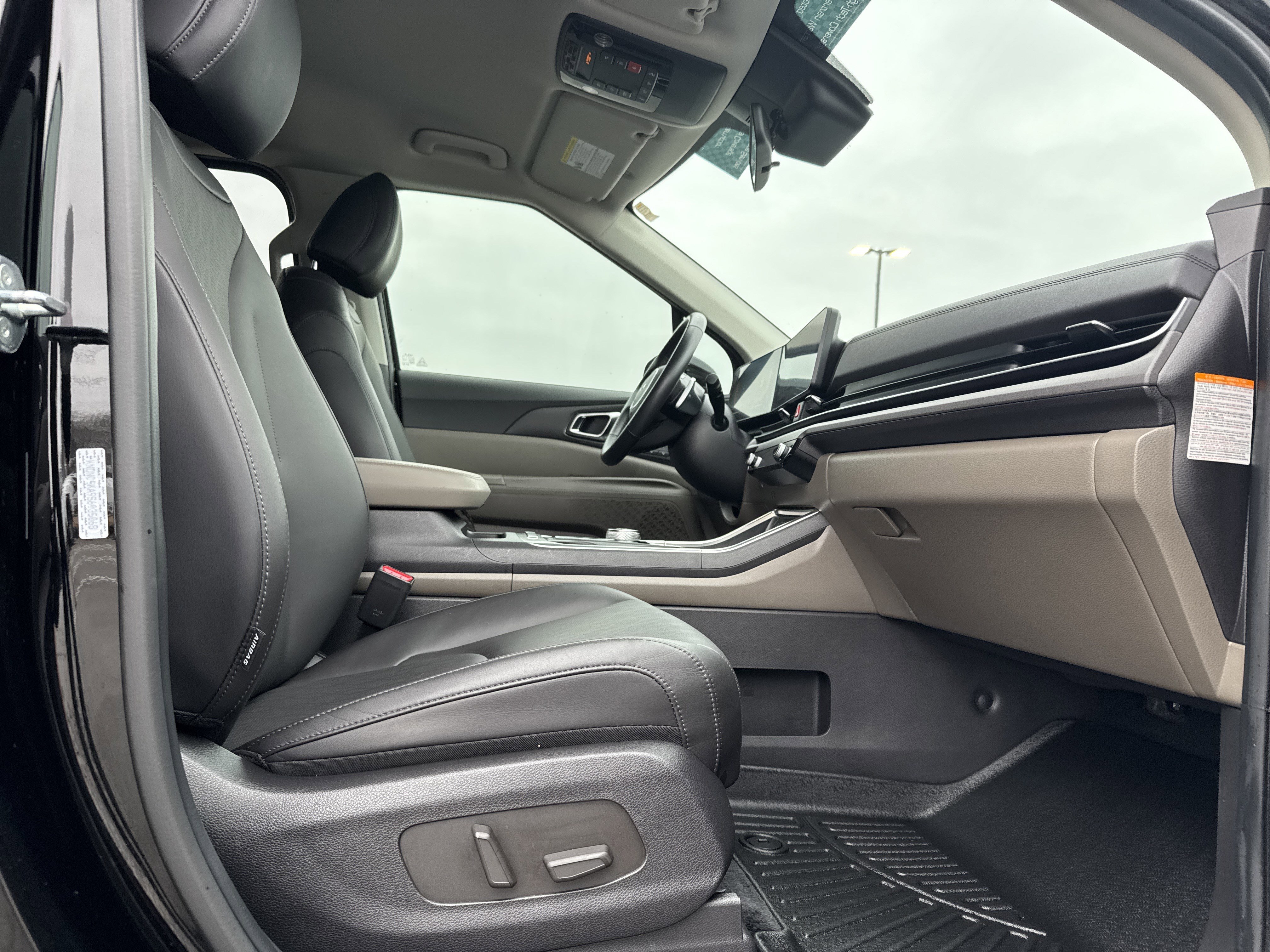 Used 2025 Kia Carnival EX image 31