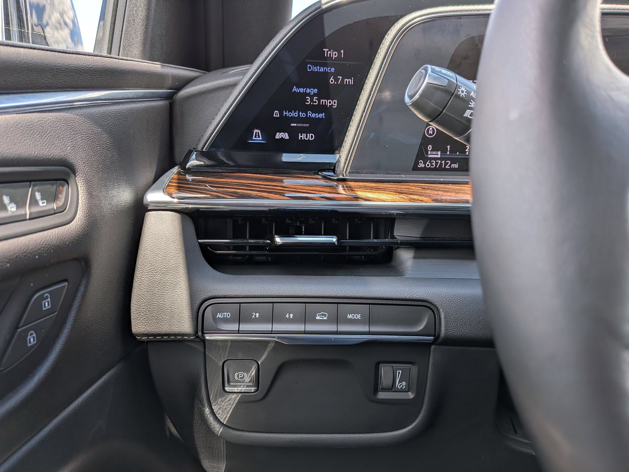 Certified 2023 Cadillac Escalade Premium Luxury AWD/4WD image 17