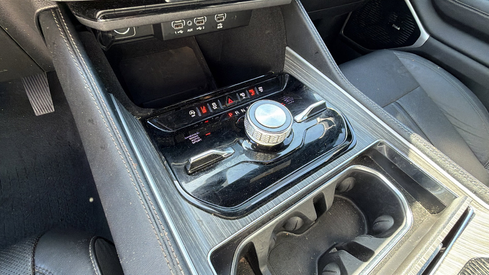 Used 2024 Jeep Wagoneer Series III w/ Premium Group I AWD/4WD image 34