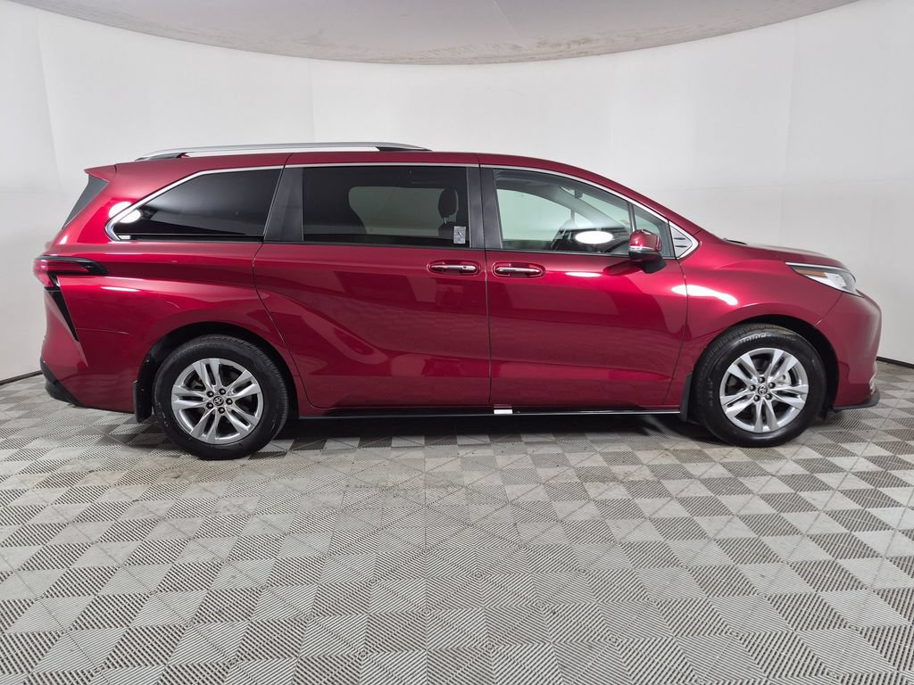Used 2024 Toyota Sienna Limited FWD image 2