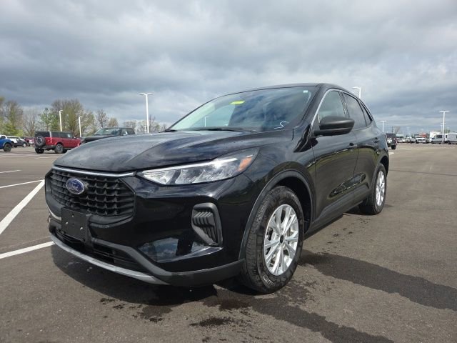 Used 2023 Ford Escape Active w/ Cold Weather Package FWD image 2