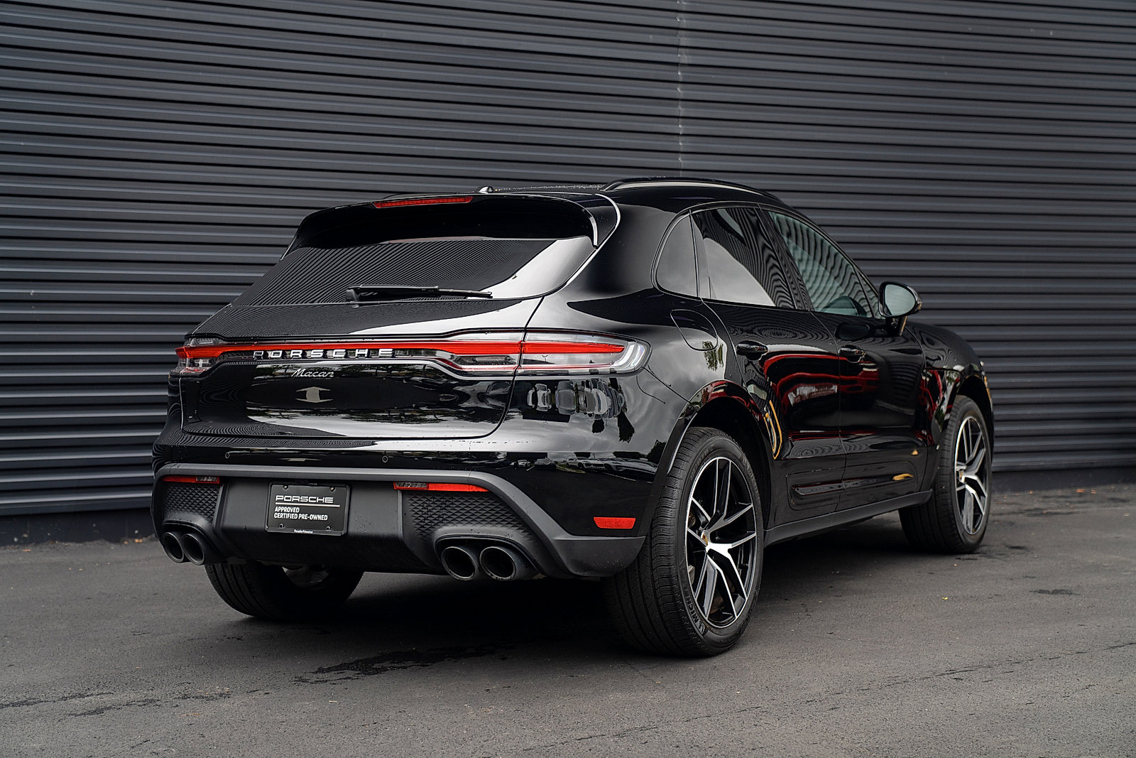 Certified 2025 Porsche Macan AWD/4WD image 27