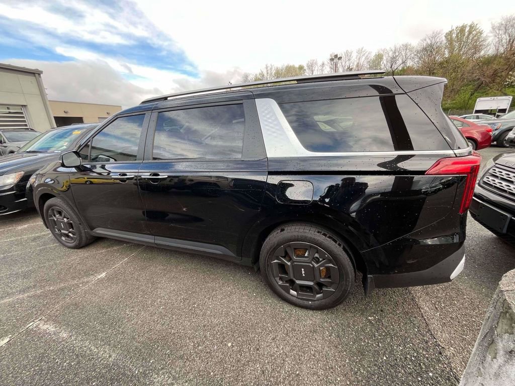 Certified 2025 Kia Carnival EX image 3