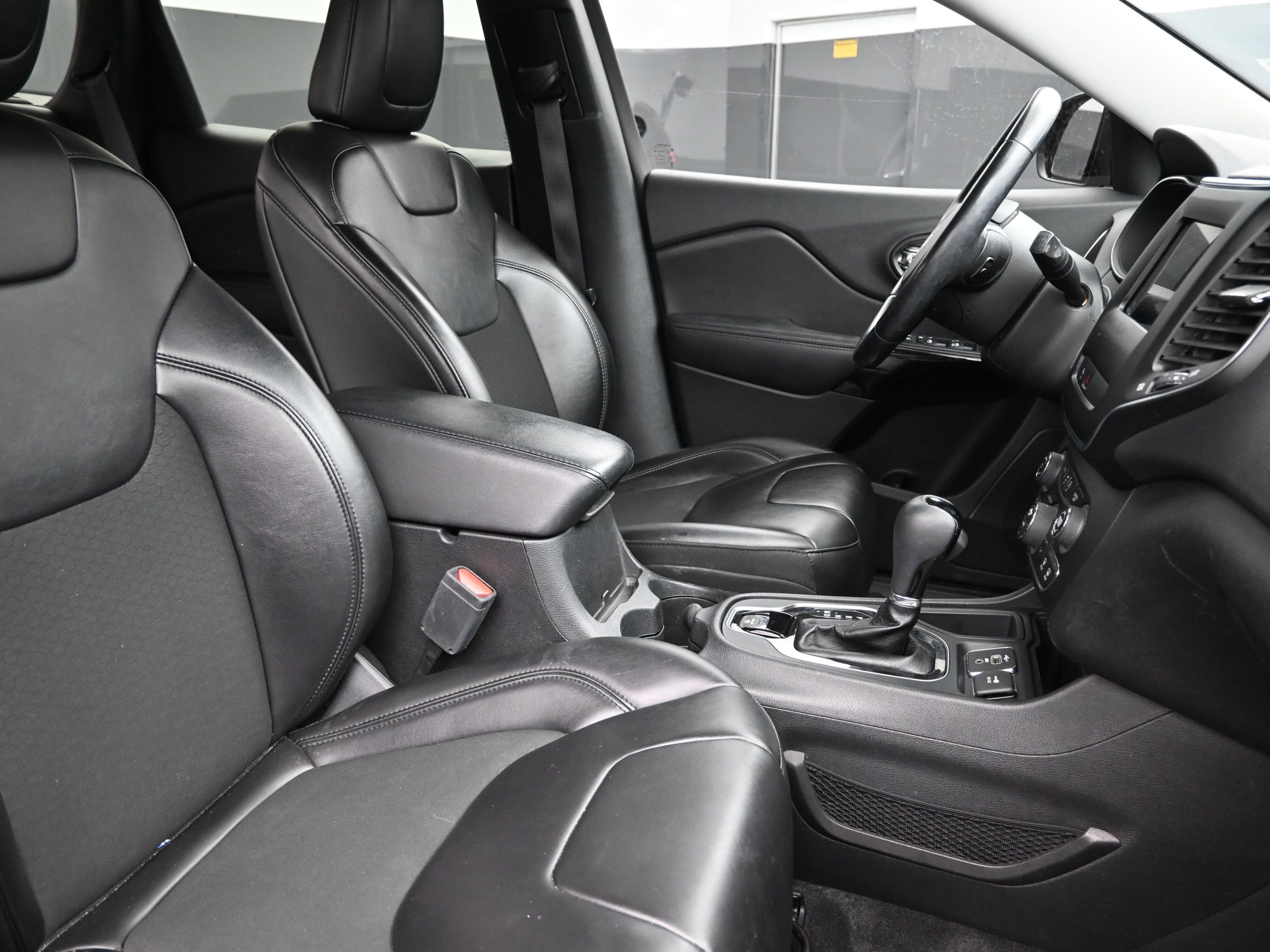 Used 2020 Jeep Cherokee Latitude Plus image 28