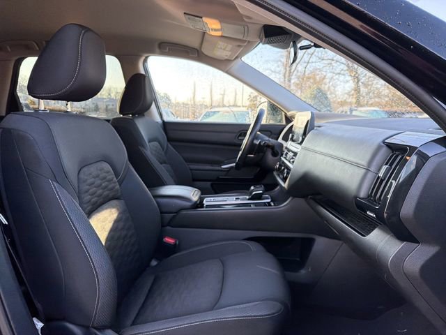 Used 2024 Nissan Pathfinder SV image 16