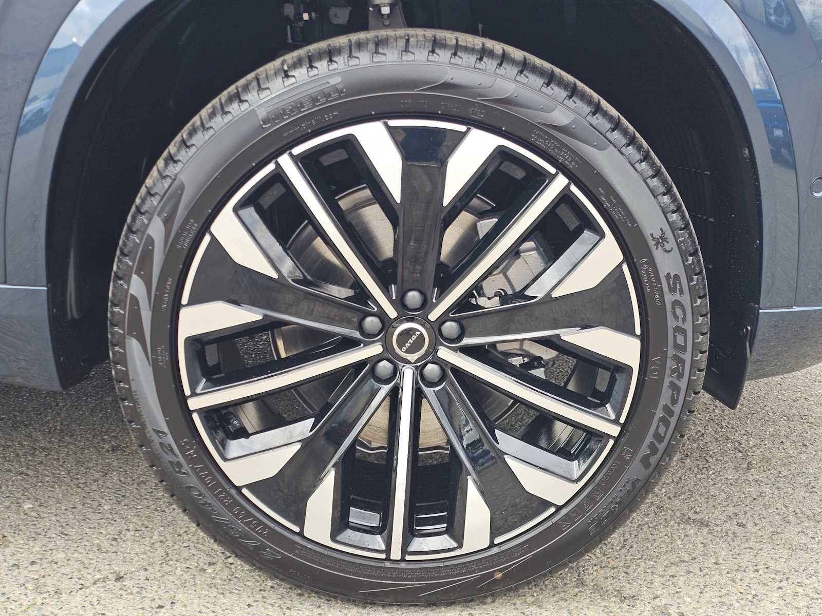 New 2026 Volvo XC90 B5 Plus w/ Protection Package AWD/4WD image 9