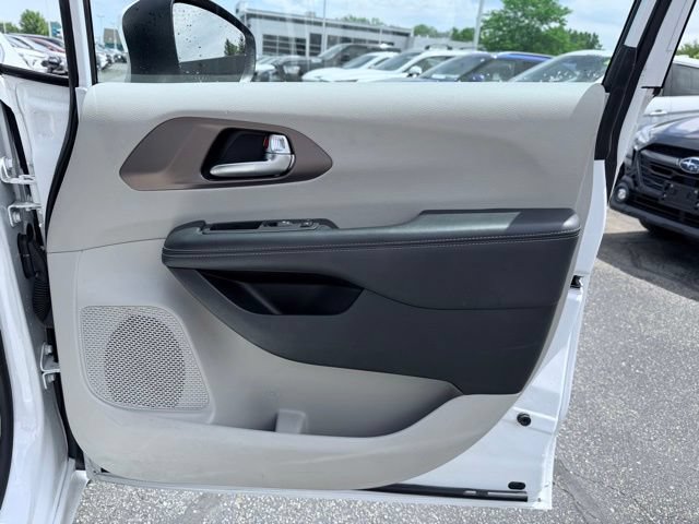 Certified 2023 Chrysler Voyager LX FWD image 16