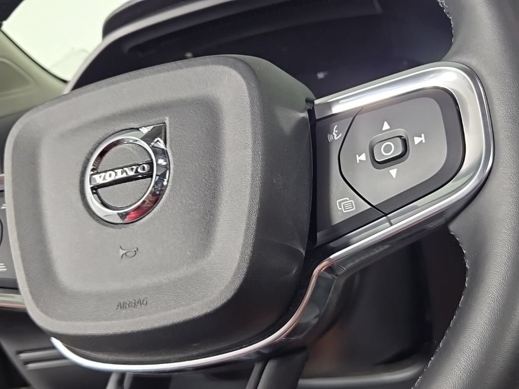 Certified 2023 Volvo XC40 B5 Plus w/ Driver Assist Package AWD/4WD image 32