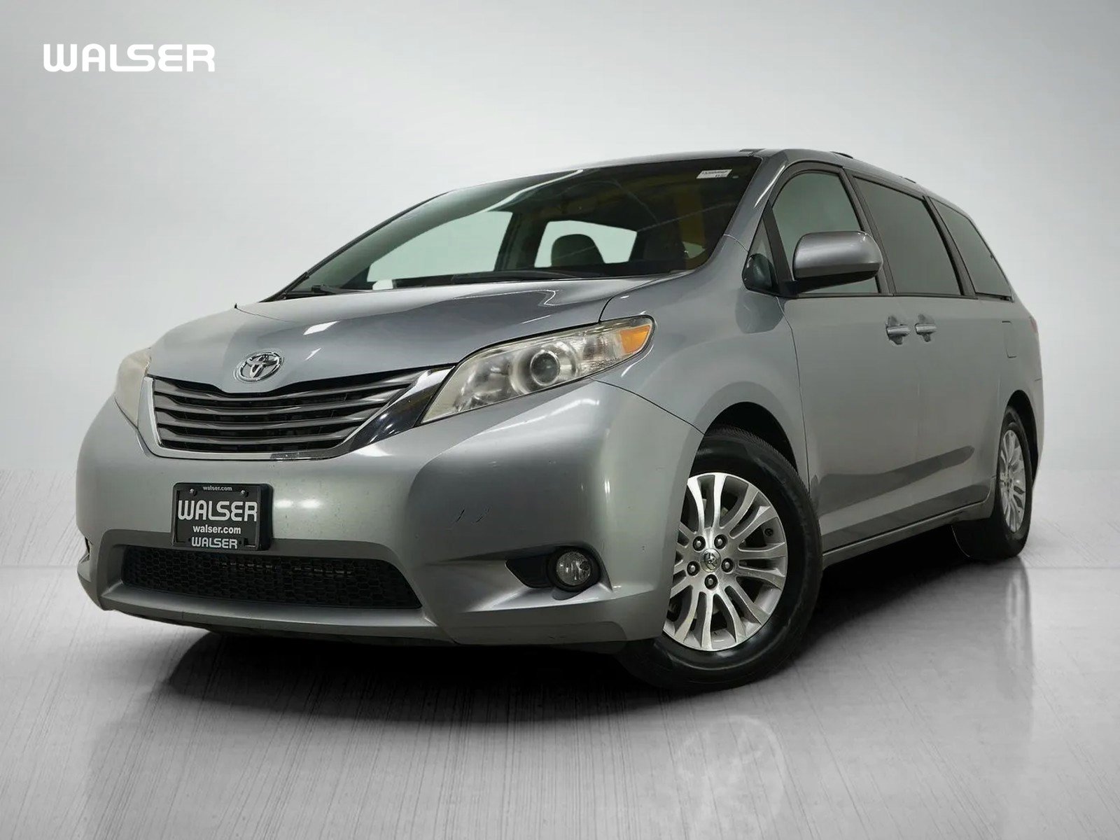 Used 2013 Toyota Sienna XLE w/ Entertainment Pkg FWD image 1