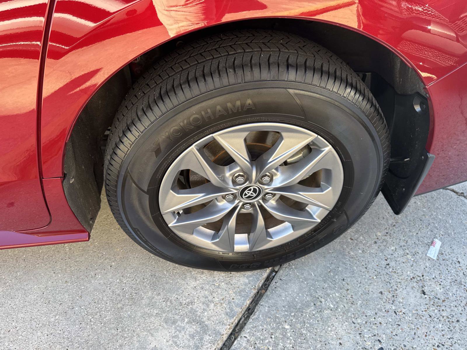 Used 2025 Toyota Sienna LE image 4