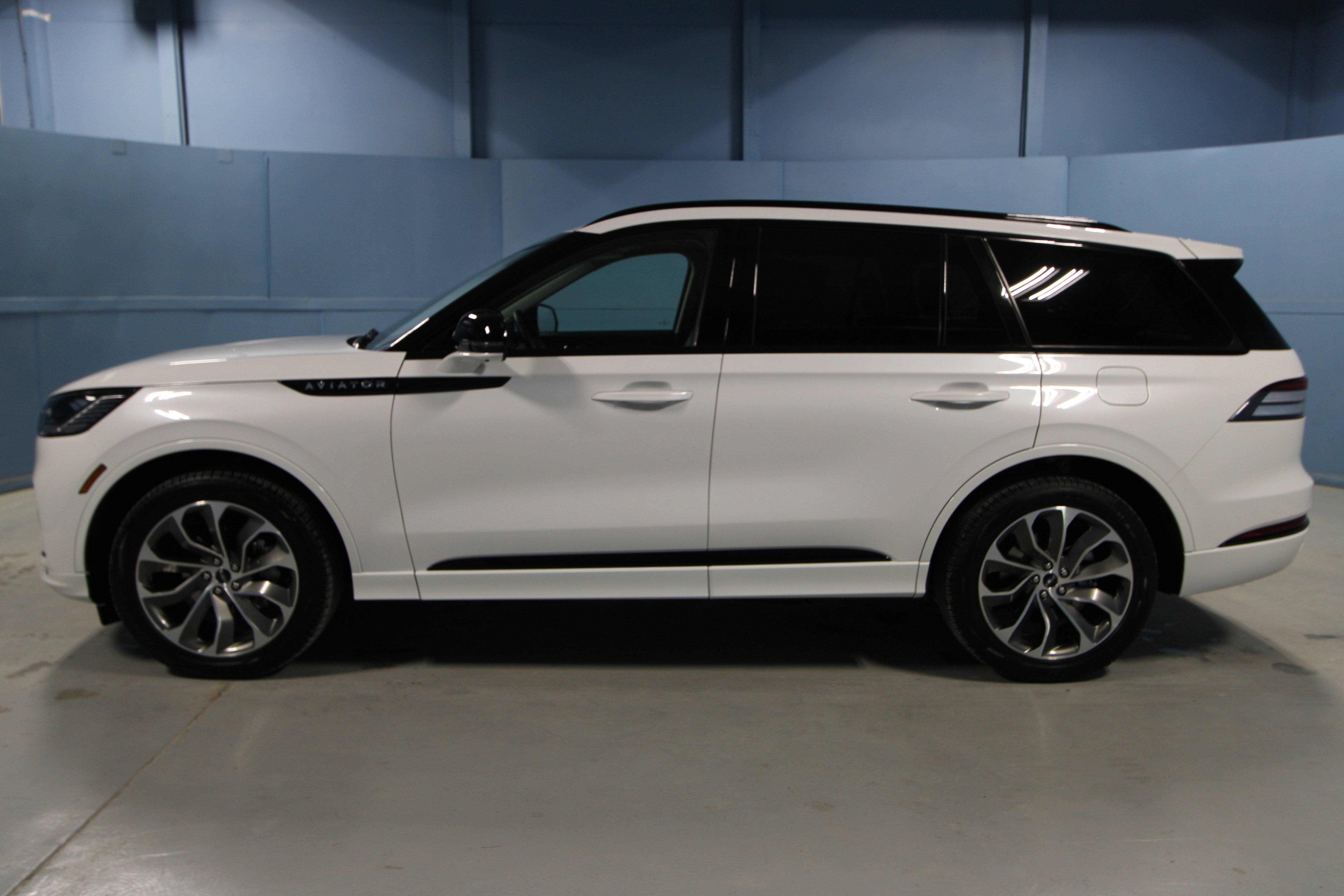 New 2026 Lincoln Aviator AWD w/ Jet Appearance Package image 26