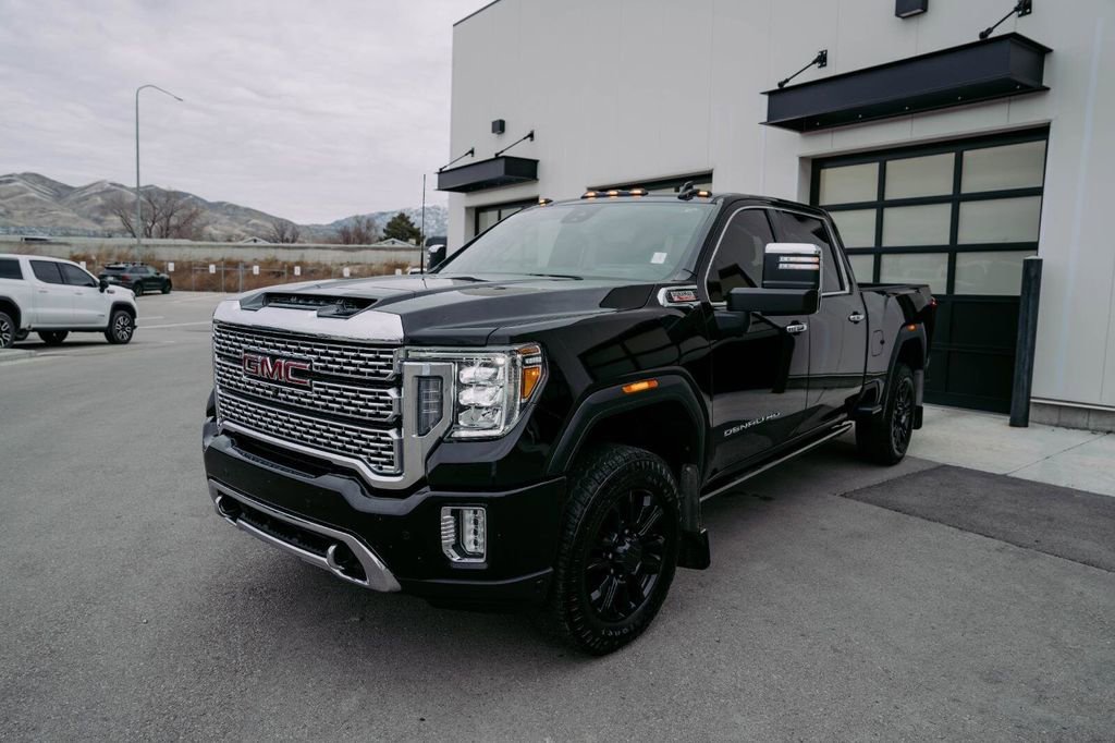 Used 2023 GMC Sierra 2500 Denali w/ Denali Black Diamond Edition image 3