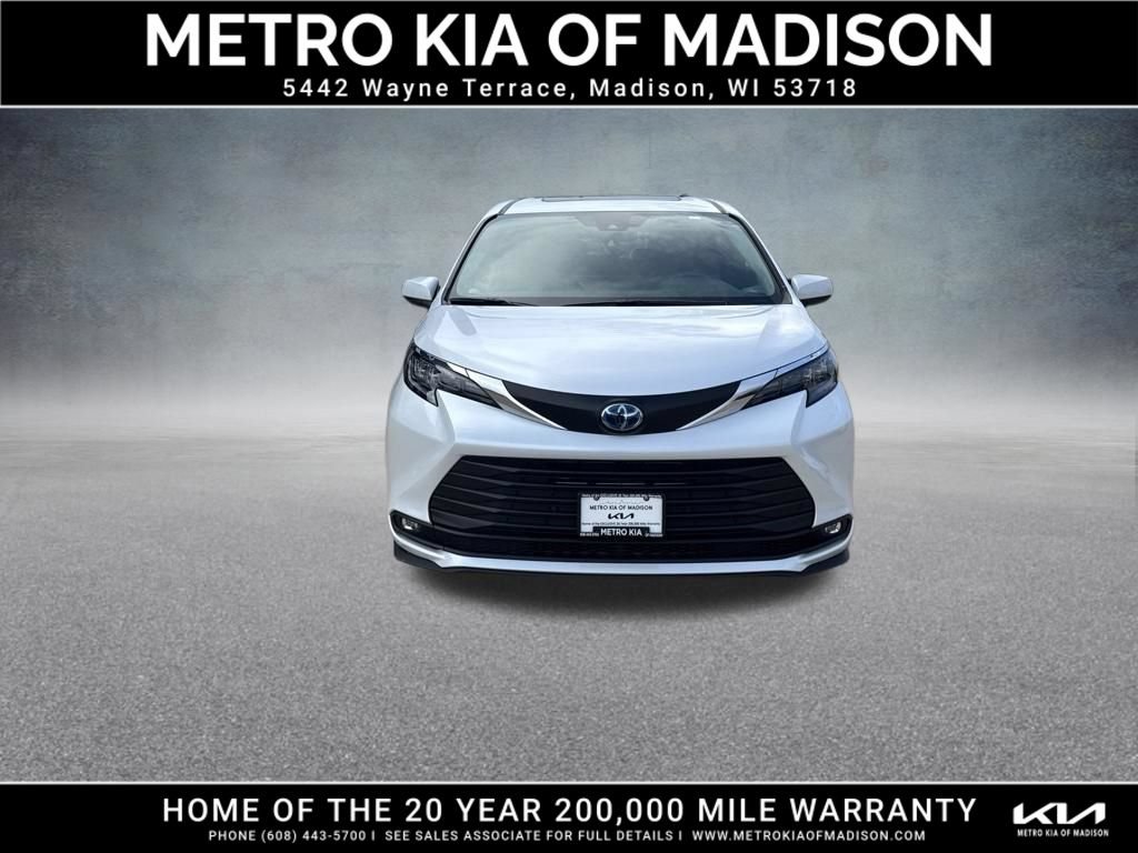 Used 2025 Toyota Sienna XLE AWD/4WD image 9