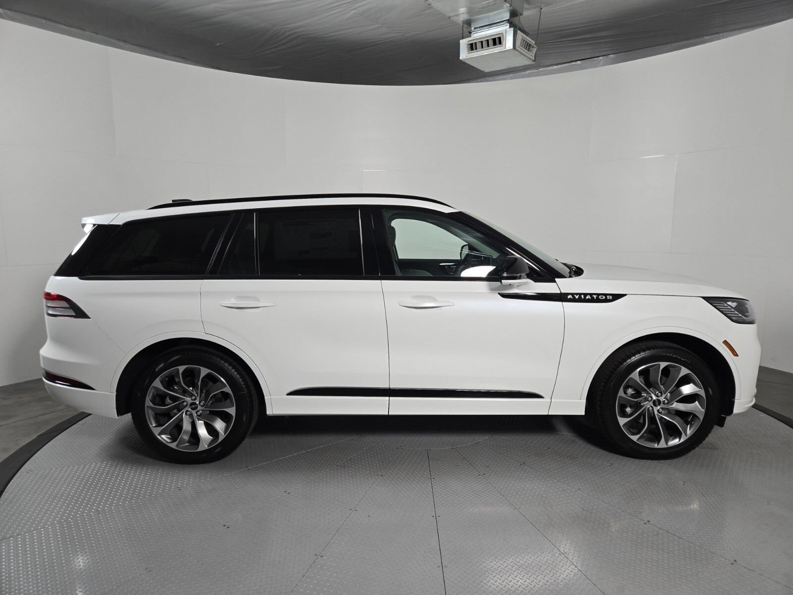 New 2026 Lincoln Aviator AWD image 3