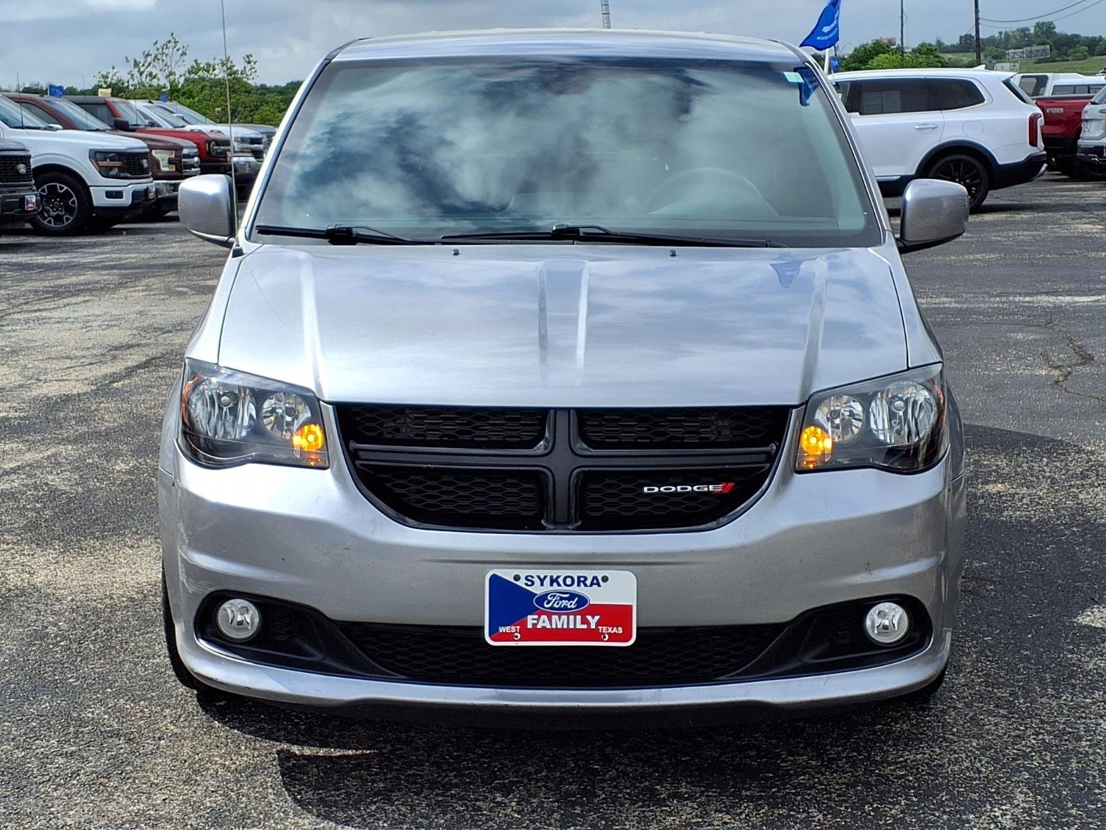 Used 2018 Dodge Grand Caravan SE image 2