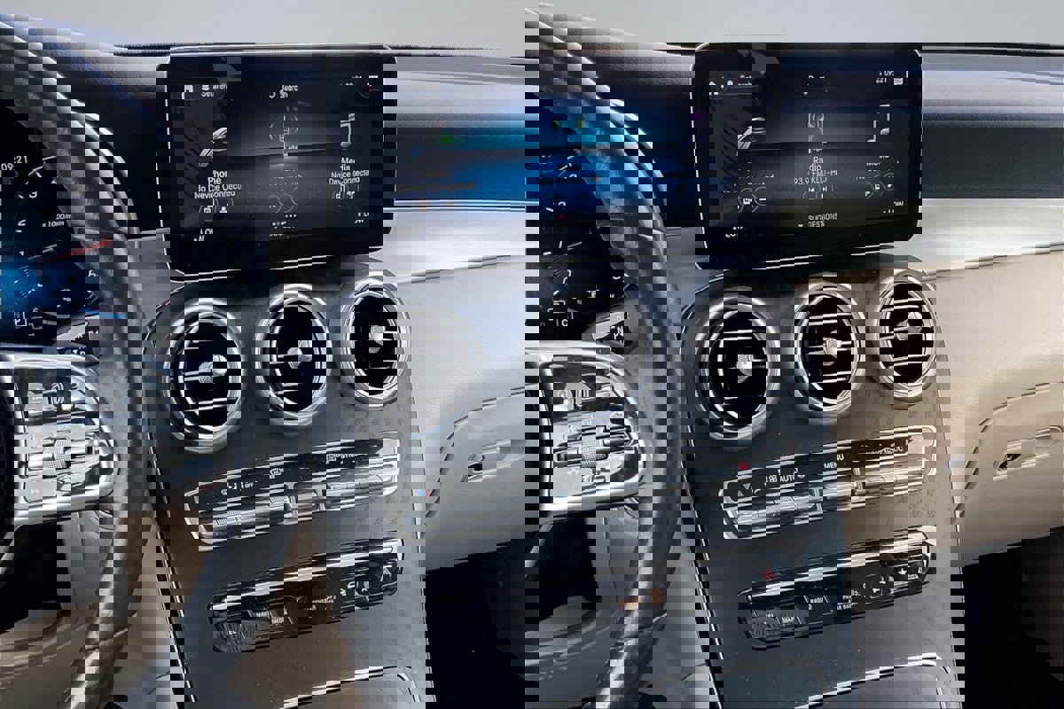 Used 2021 Mercedes-Benz GLC 300 w/ Premium Package image 6