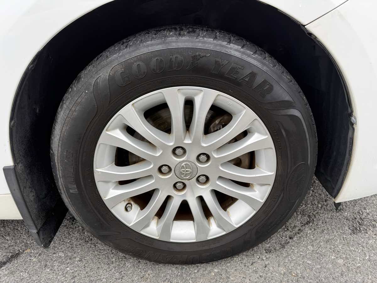 Used 2013 Toyota Sienna XLE image 34