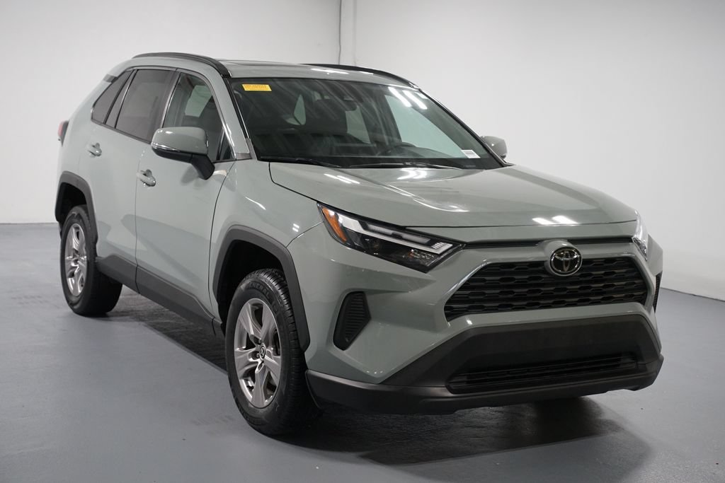 Used 2022 Toyota RAV4 XLE w/ Convenience Package FWD image 3