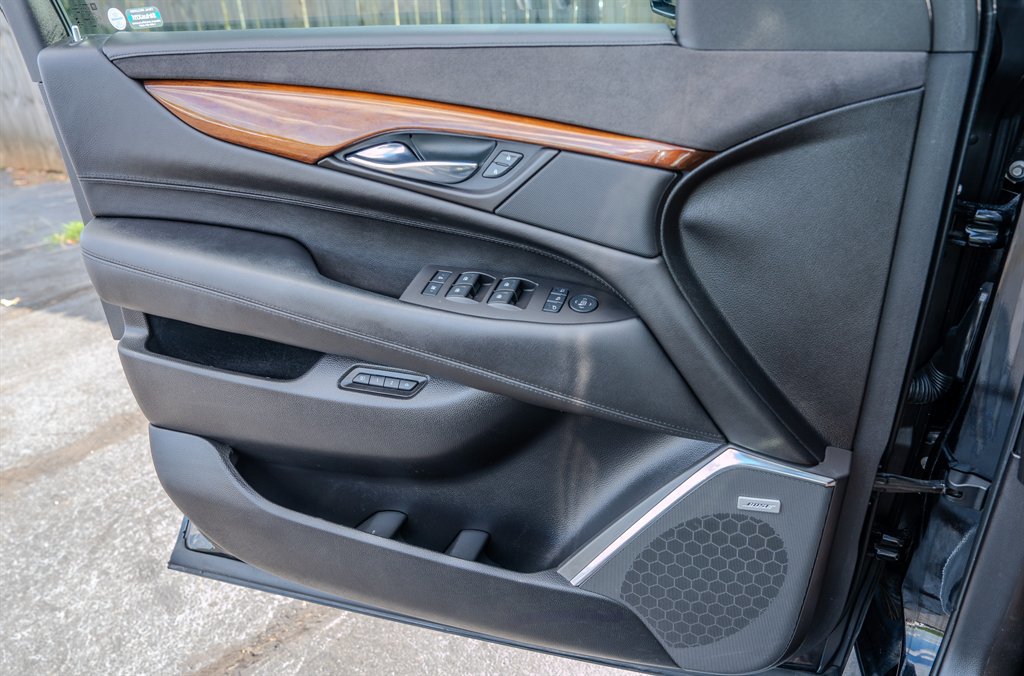 Used 2016 Cadillac Escalade Luxury image 26