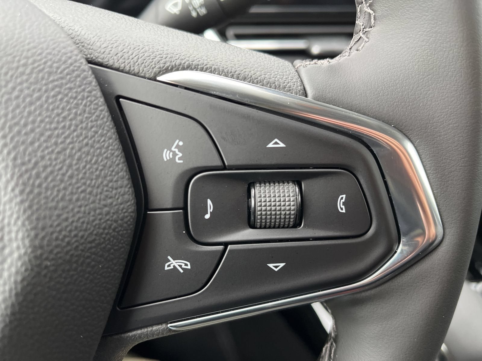 New 2026 Chevrolet Trax ACTIV w/ Sunroof Package FWD image 27