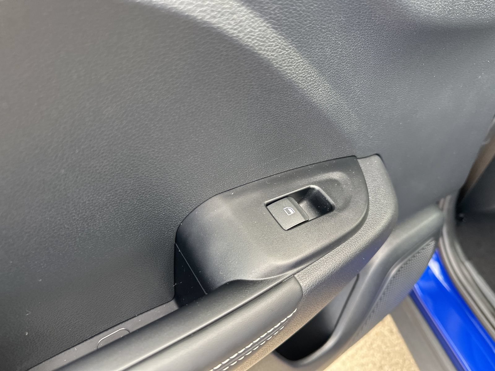 Used 2023 Hyundai Venue Limited FWD image 19