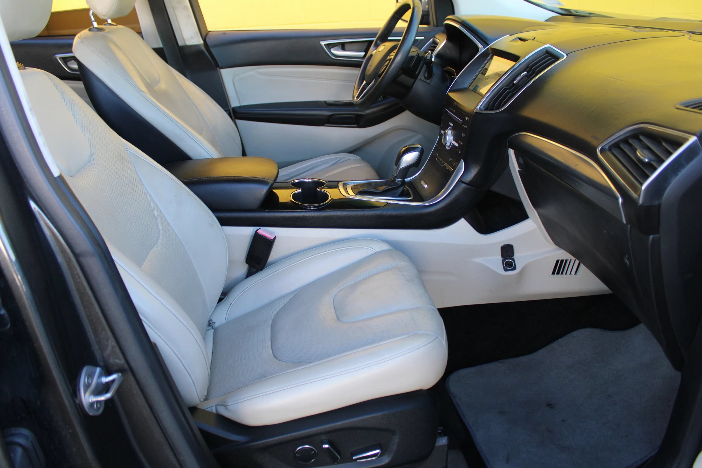Used 2018 Ford Edge Titanium w/ Equipment Group 301A FWD image 10