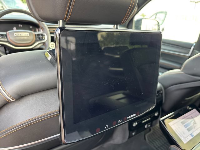 Used 2025 Jeep Grand Wagoneer Series III w/ Rear Seat Video Group 1 AWD/4WD image 15