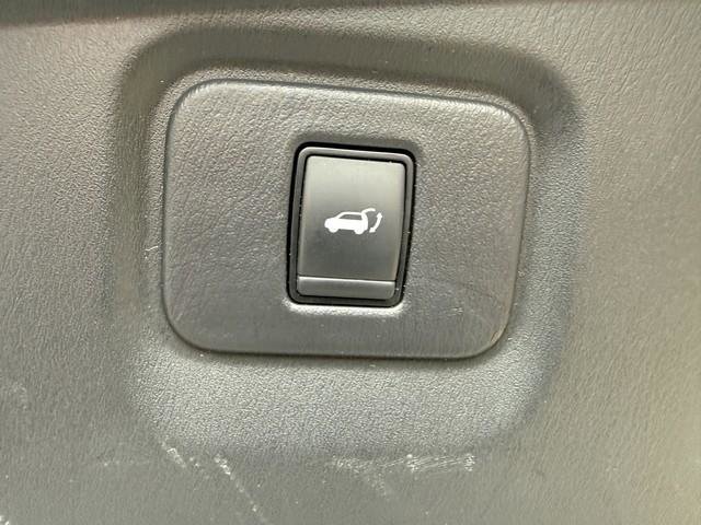 Used 2018 Nissan Pathfinder Platinum w/ Cargo Package image 14