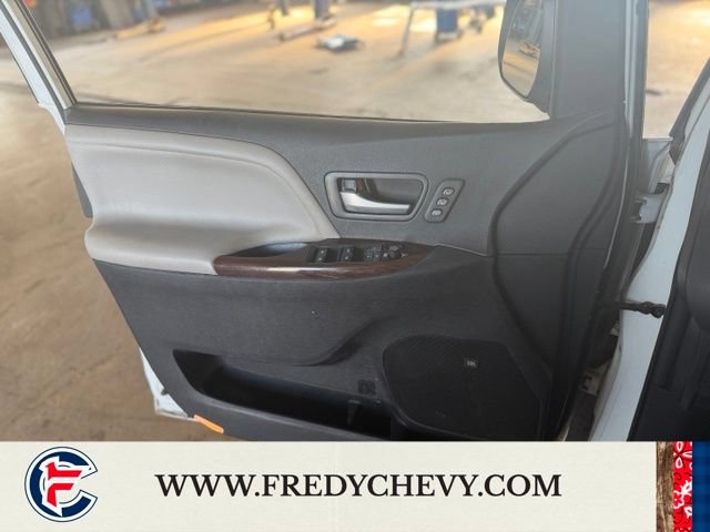 Used 2019 Toyota Sienna Limited Premium w/ Carpet Mat Package FWD image 21