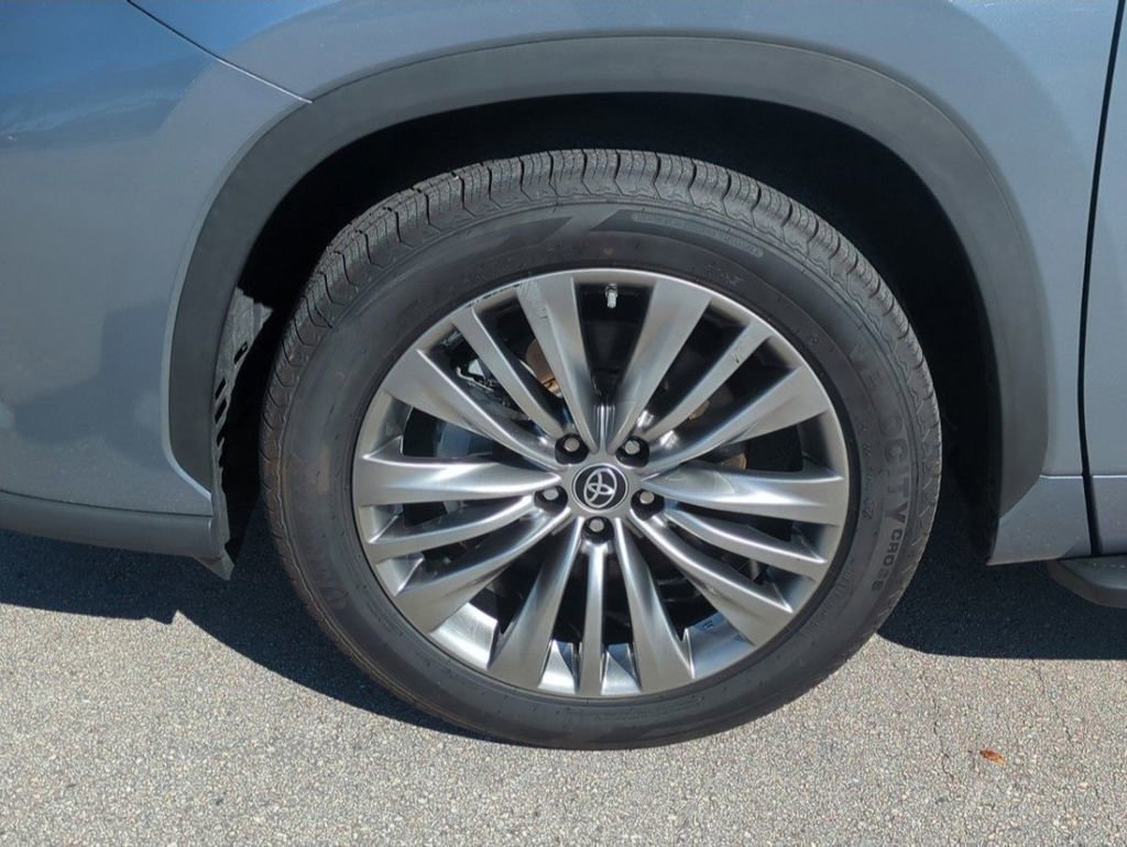 Used 2022 Toyota Highlander Platinum image 12