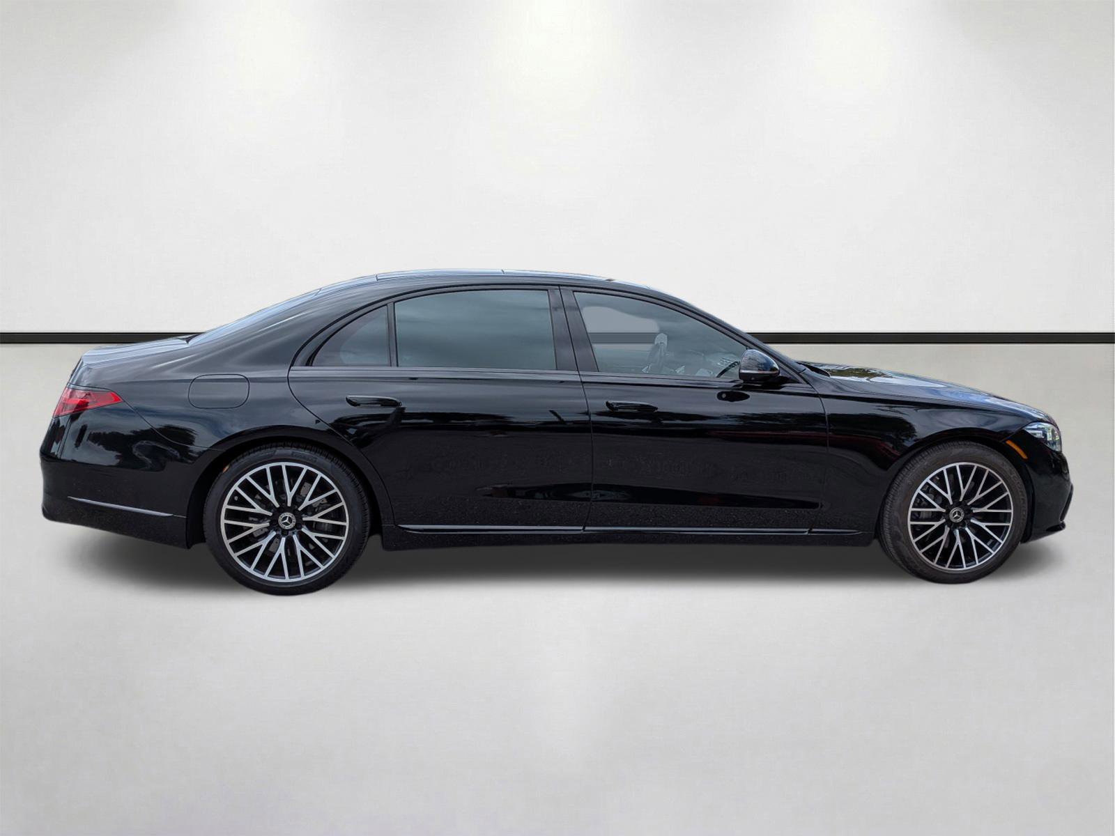 Used 2023 Mercedes-Benz S 580 4MATIC Sedan image 3