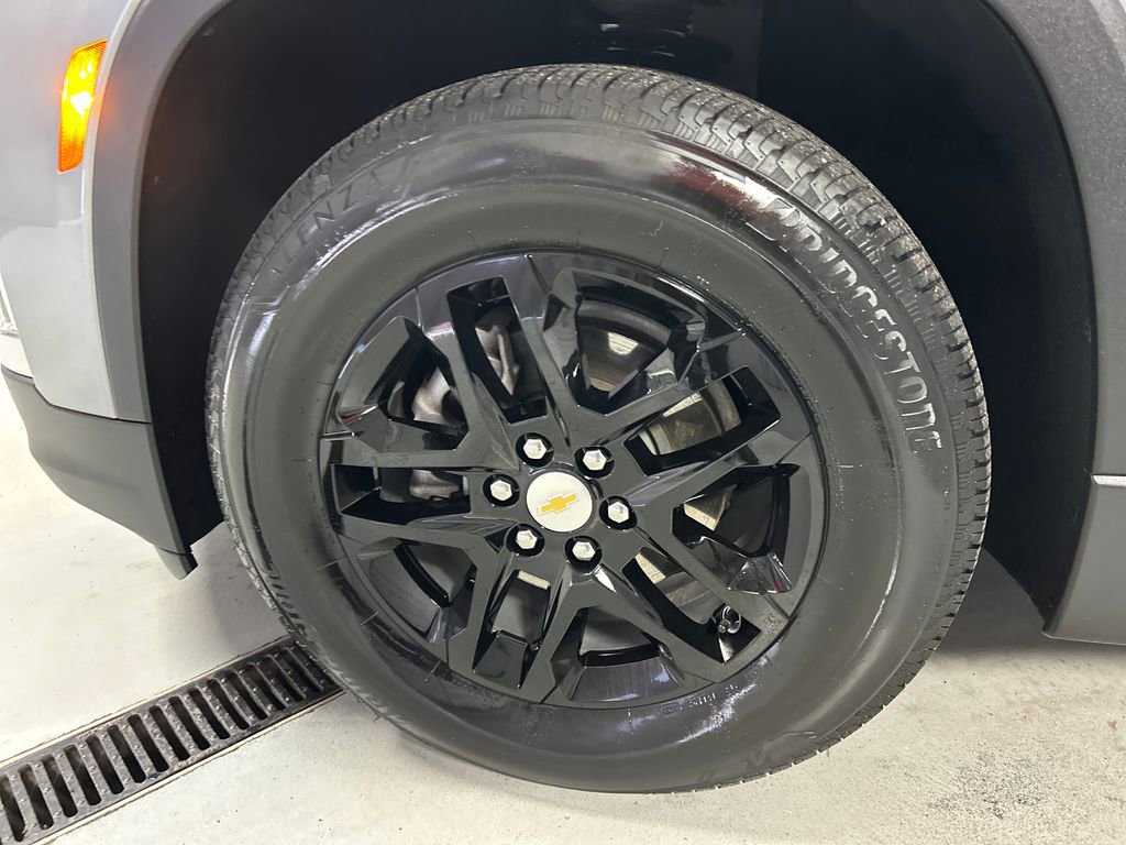 Used 2023 Chevrolet Traverse LS w/ Safety Package FWD image 9