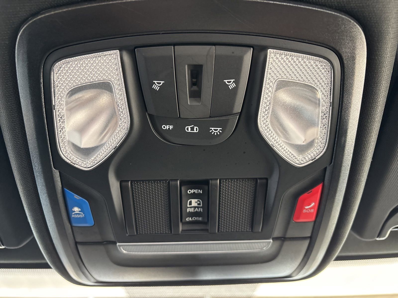 Used 2024 RAM 2500 Tradesman w/ Chrome Appearance Group image 17