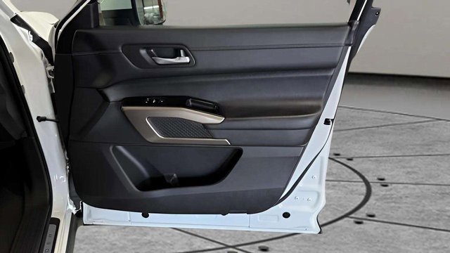 Used 2024 Nissan Pathfinder Platinum image 16