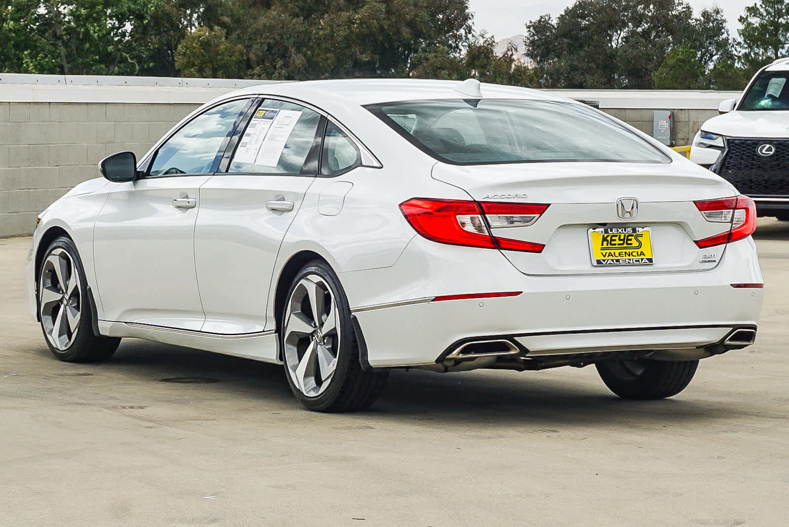 Used 2019 Honda Accord Touring image 2