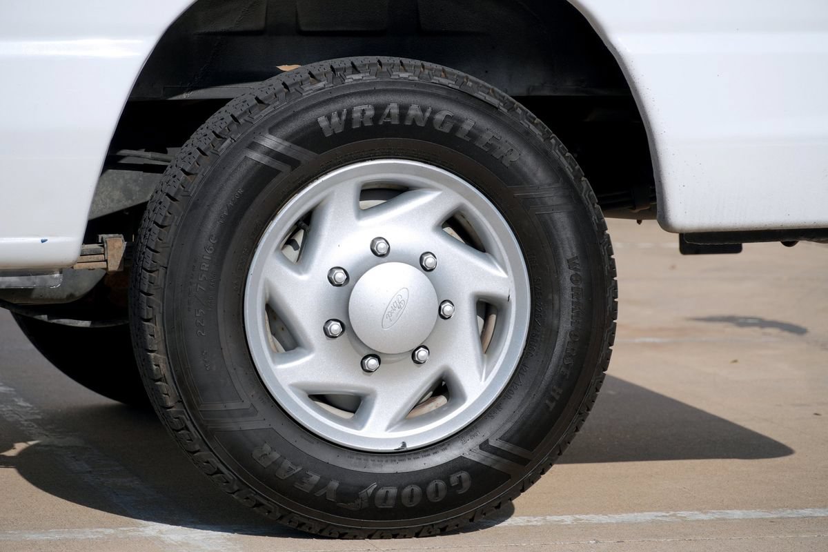 Used 2014 Ford E-150 and Econoline 150 w/ Power Group RWD image 25