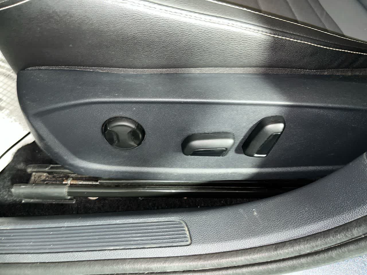 Used 2025 Volkswagen Jetta SE FWD image 14