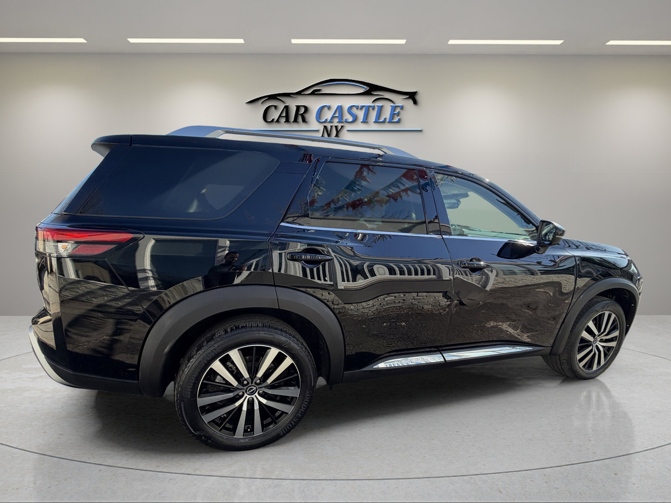 Used 2023 Nissan Pathfinder Platinum w/ Cargo Package image 5