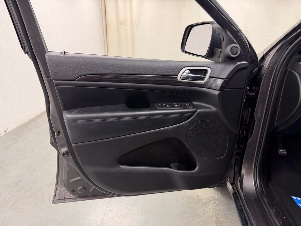 Used 2021 Jeep Grand Cherokee Laredo AWD/4WD image 17