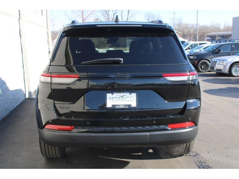 Used 2023 Jeep Grand Cherokee Altitude image 4