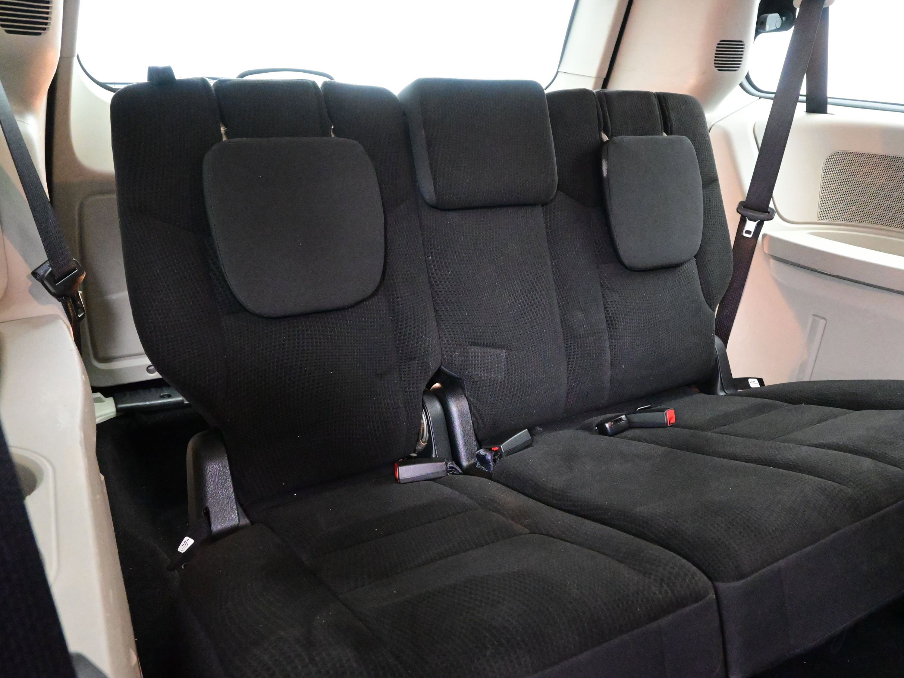 Used 2018 Dodge Grand Caravan SE w/ UConnect Hands-Free Group image 16