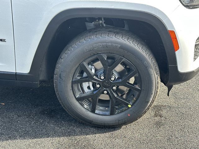New 2025 Jeep Grand Cherokee Altitude image 12