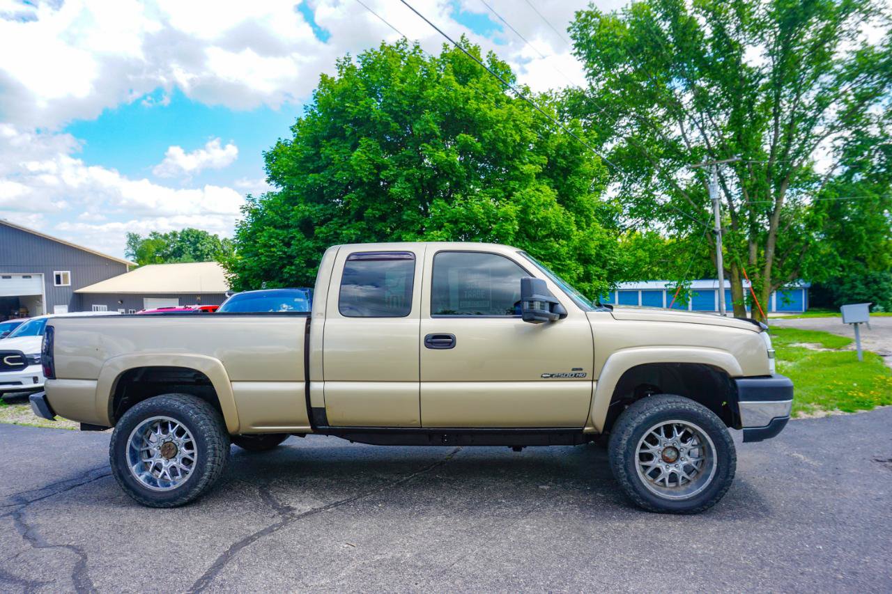 Used 2004 Chevrolet Silverado 2500 LS w/ Heavy-Duty Power Package AWD/4WD image 2