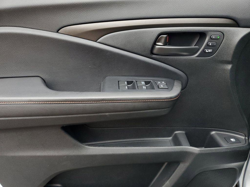 Used 2025 Honda Ridgeline TrailSport image 12