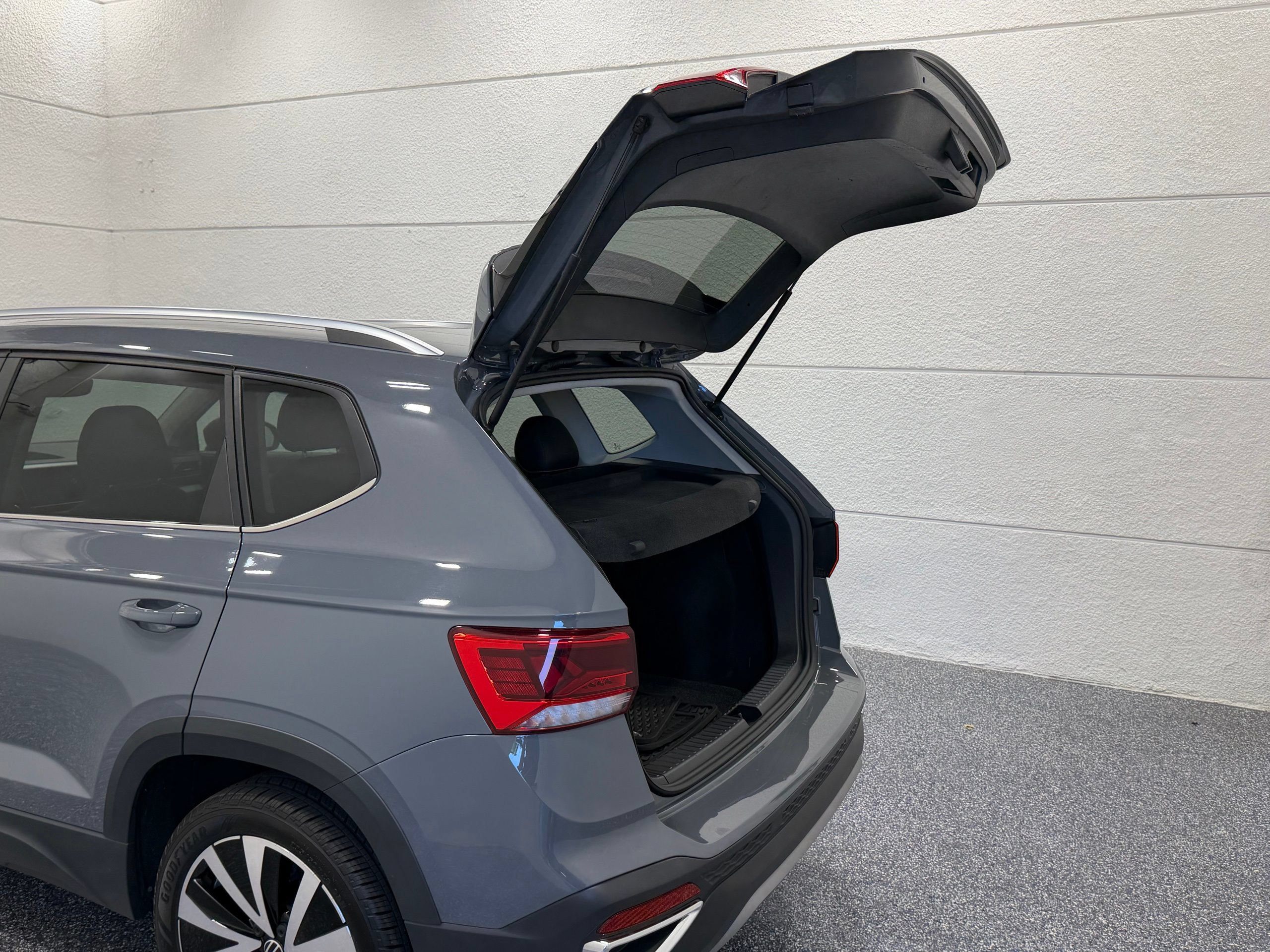 Used 2023 Volkswagen Taos SE w/ Panoramic Sunroof Package FWD image 23