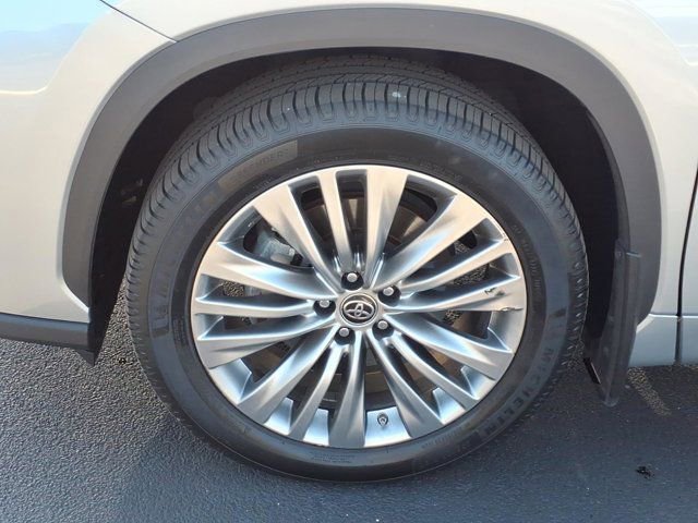 Used 2023 Toyota Highlander Platinum image 34