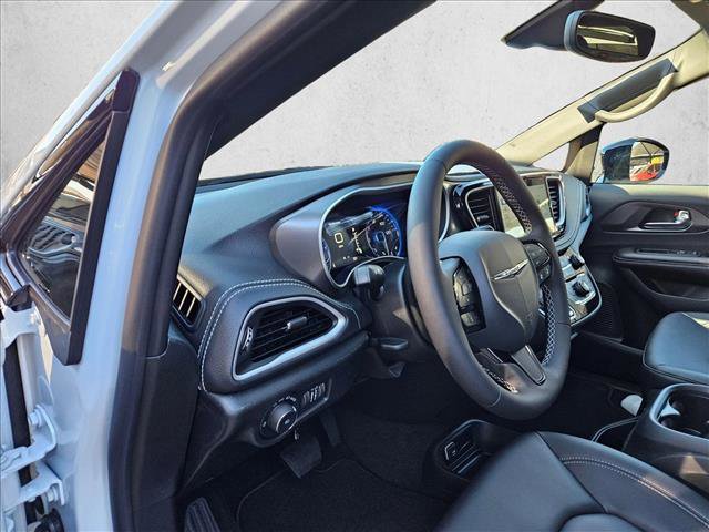 New 2026 Chrysler Pacifica Select image 3