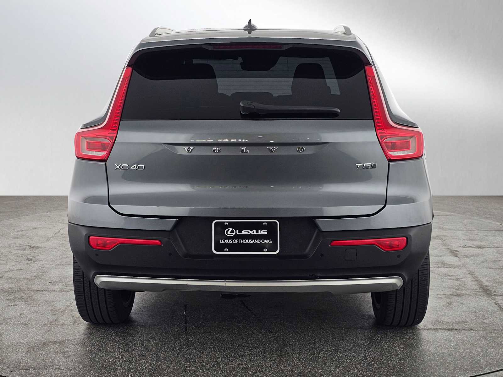 Used 2019 Volvo XC40 T5 Momentum image 4