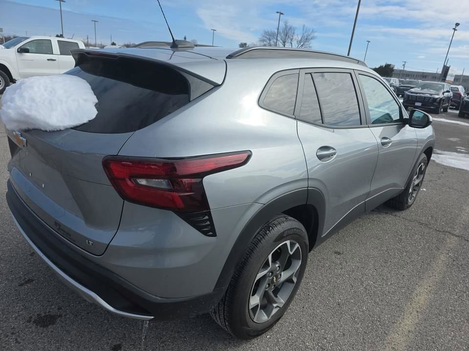 Used 2025 Chevrolet Trax LT w/ LT Convenience Package image 7