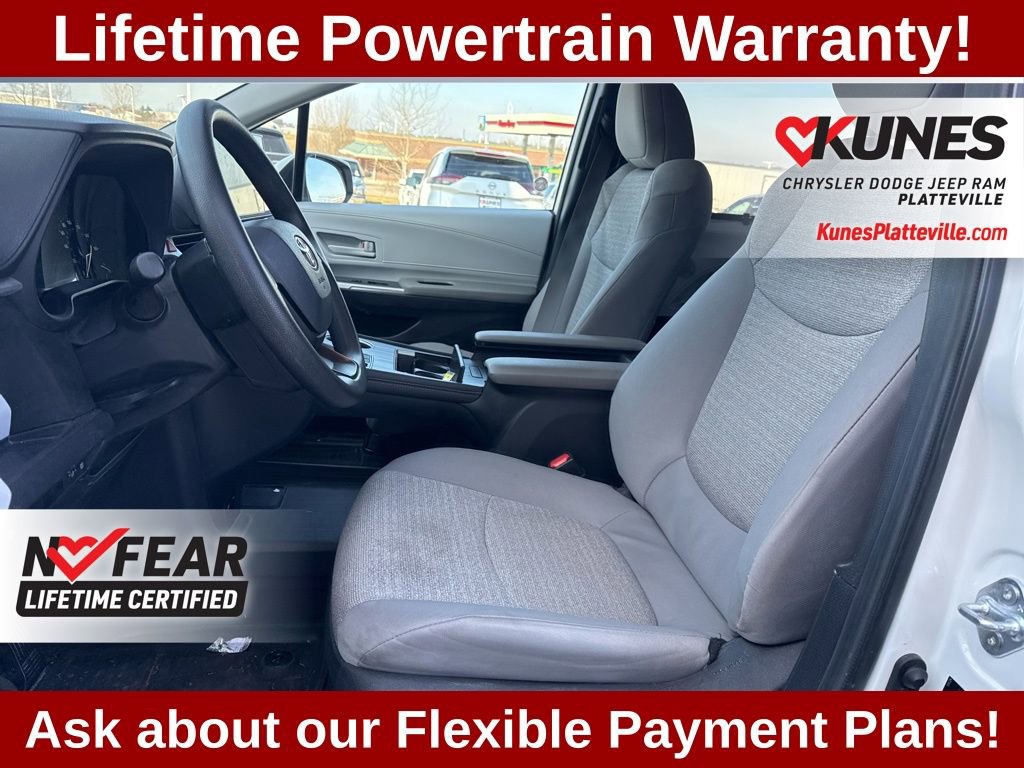 Used 2025 Toyota Sienna LE image 12